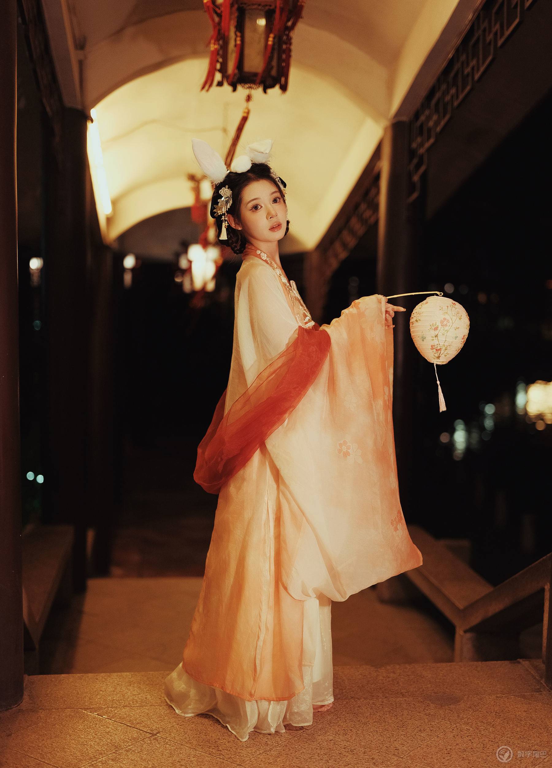 中秋和小姐姐玩灯笼