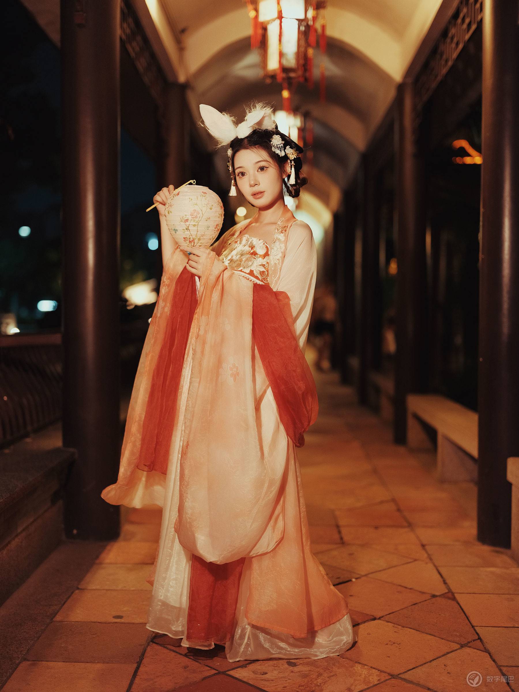 中秋和小姐姐玩灯笼