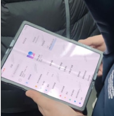 小米折叠屏真机地铁曝光：MIUI 12加持 今年发布