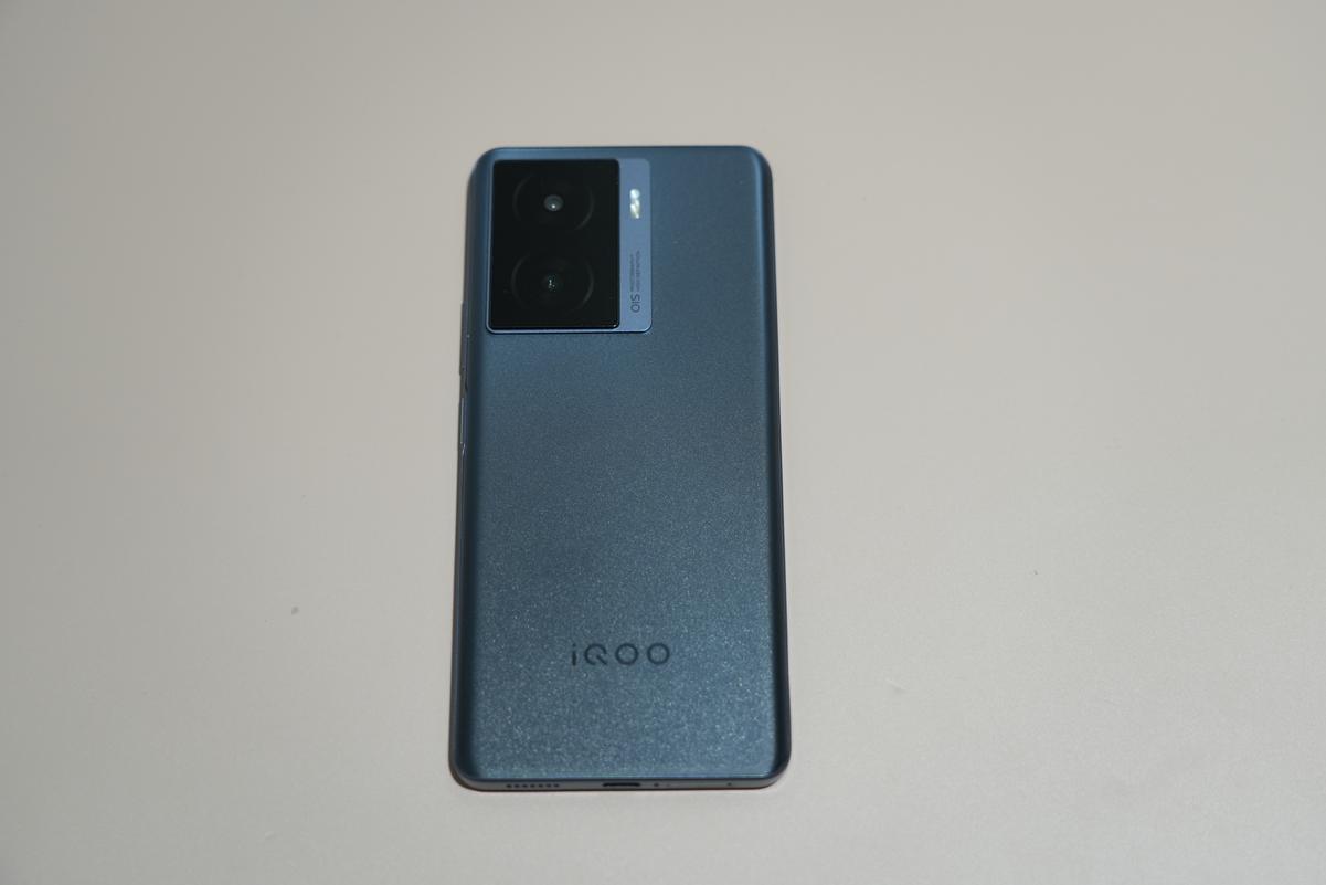 iQOO Z7评测：120W快充下放 千元小金刚
