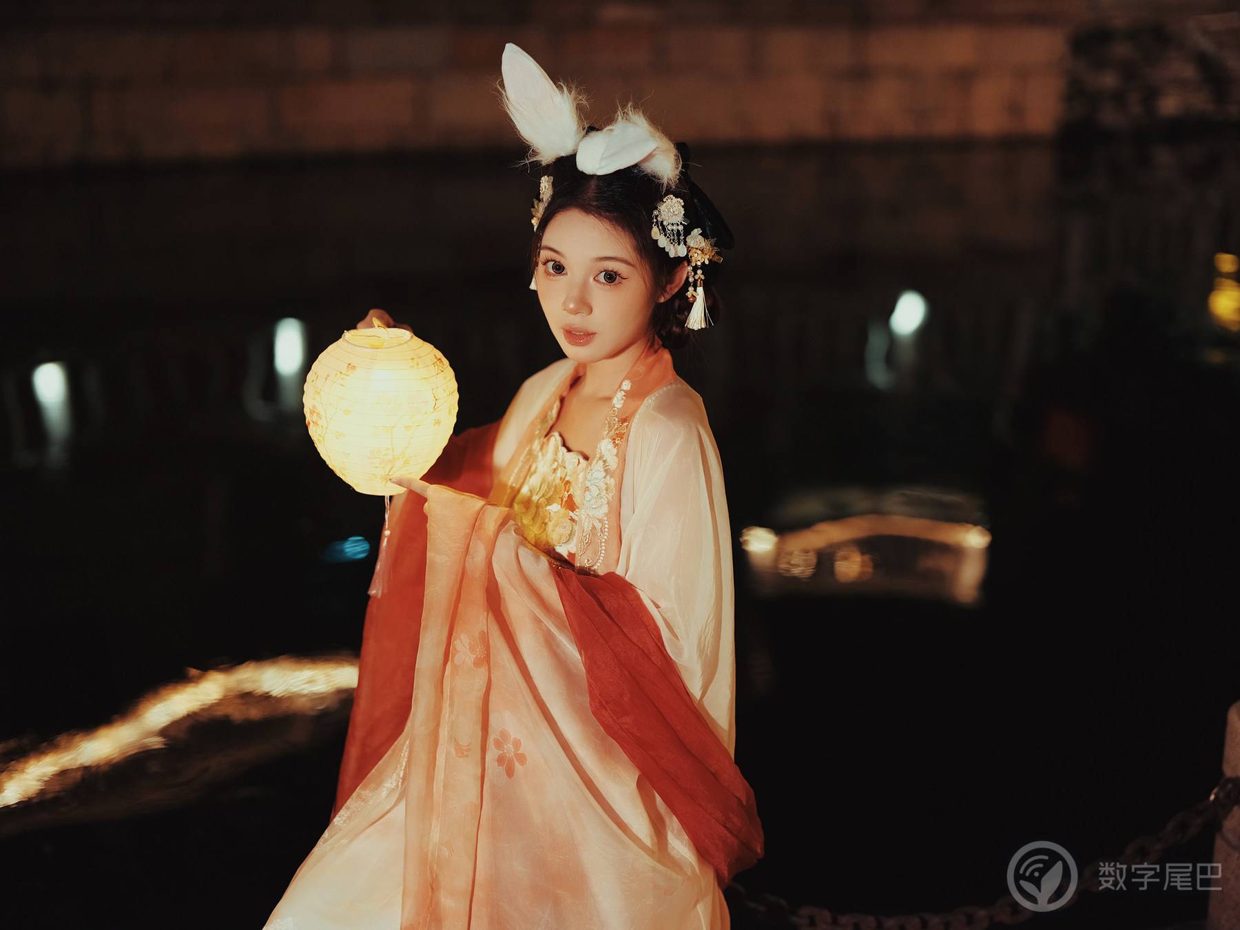 中秋和小姐姐玩灯笼