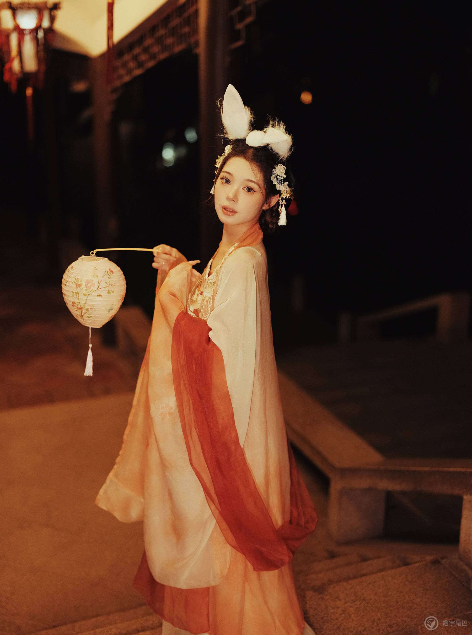 中秋和小姐姐玩灯笼