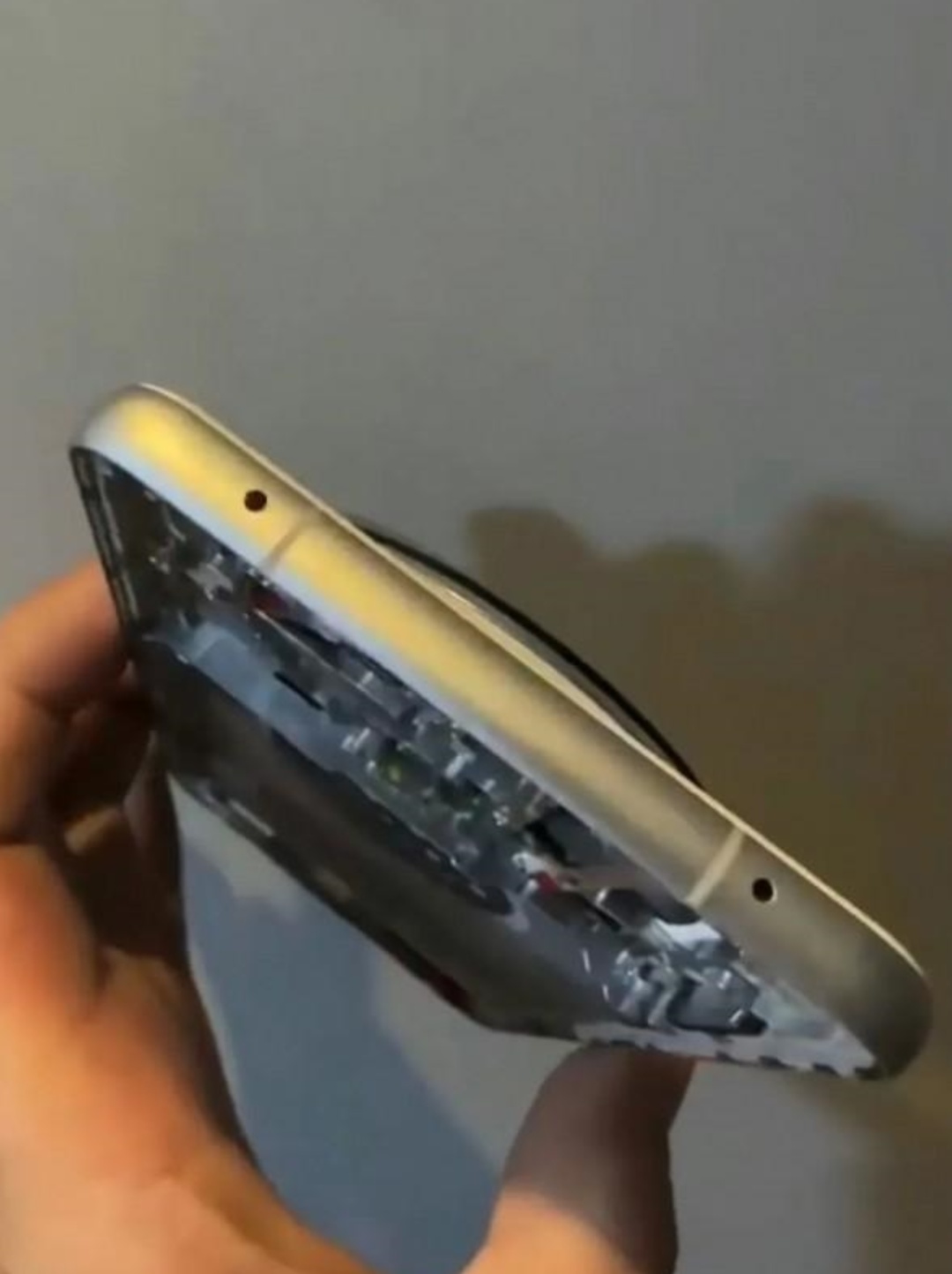 Mate60新谍照现身：双拼色机身？