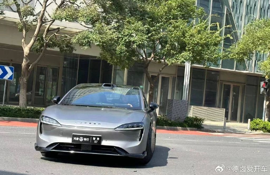 华为打造首款轿车实车曝光 运动感十足