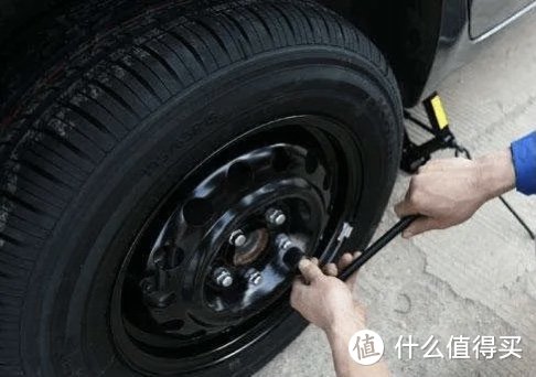 轻松更换备胎，为您的旅途保驾护航