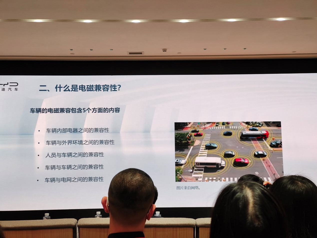 为何有些车新车内饰异味那么小？这里你能找到答案