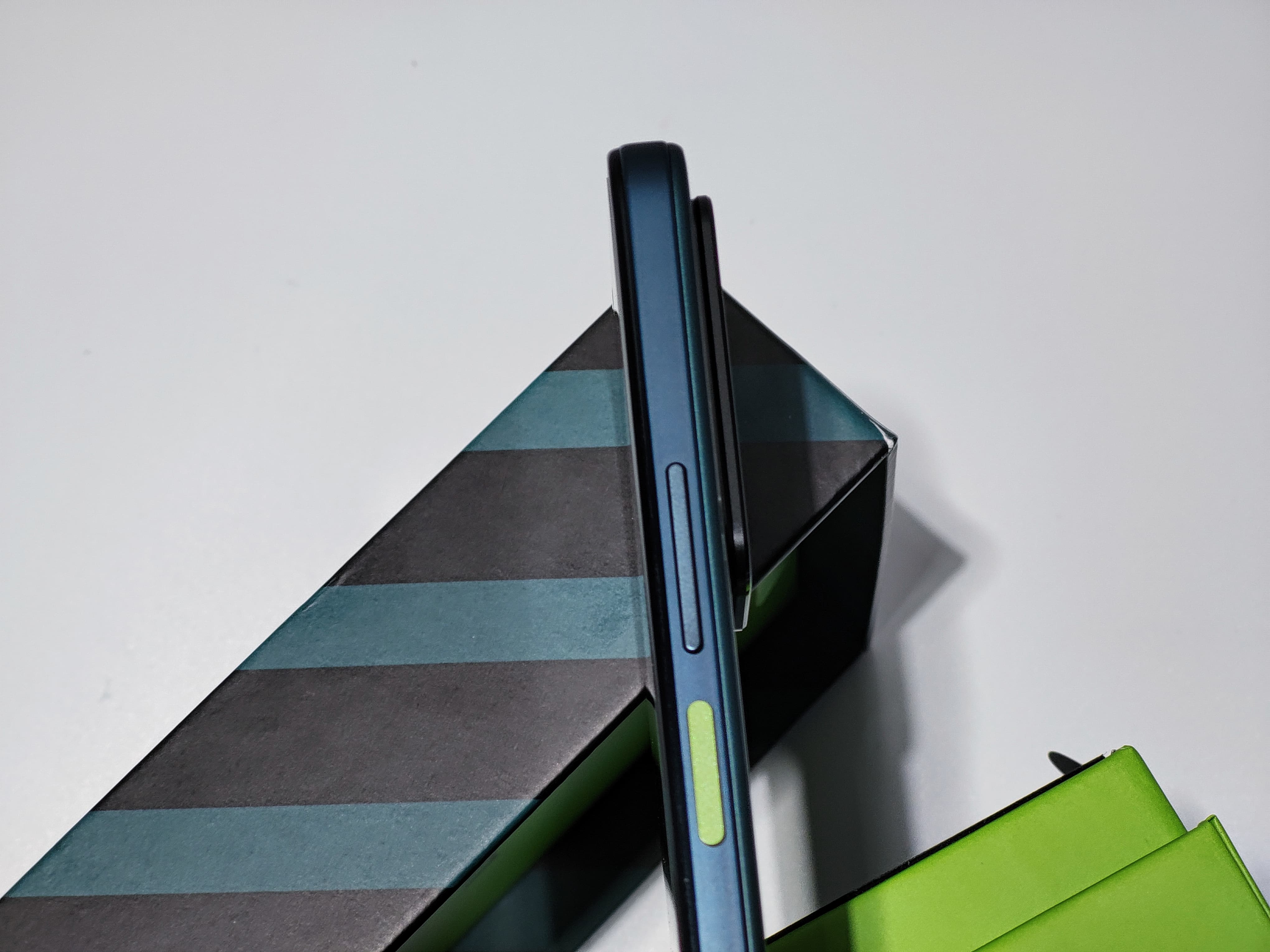 Redmi Note 11潮流限定版开箱：Redmi logo漂起来了！