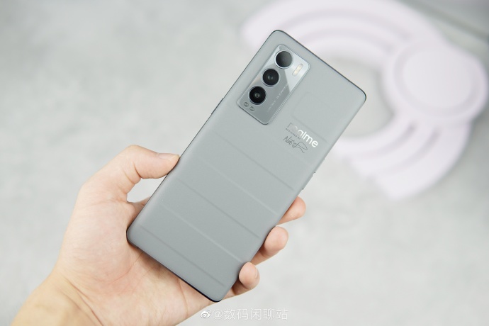 realme首款大师探索版真机长这样