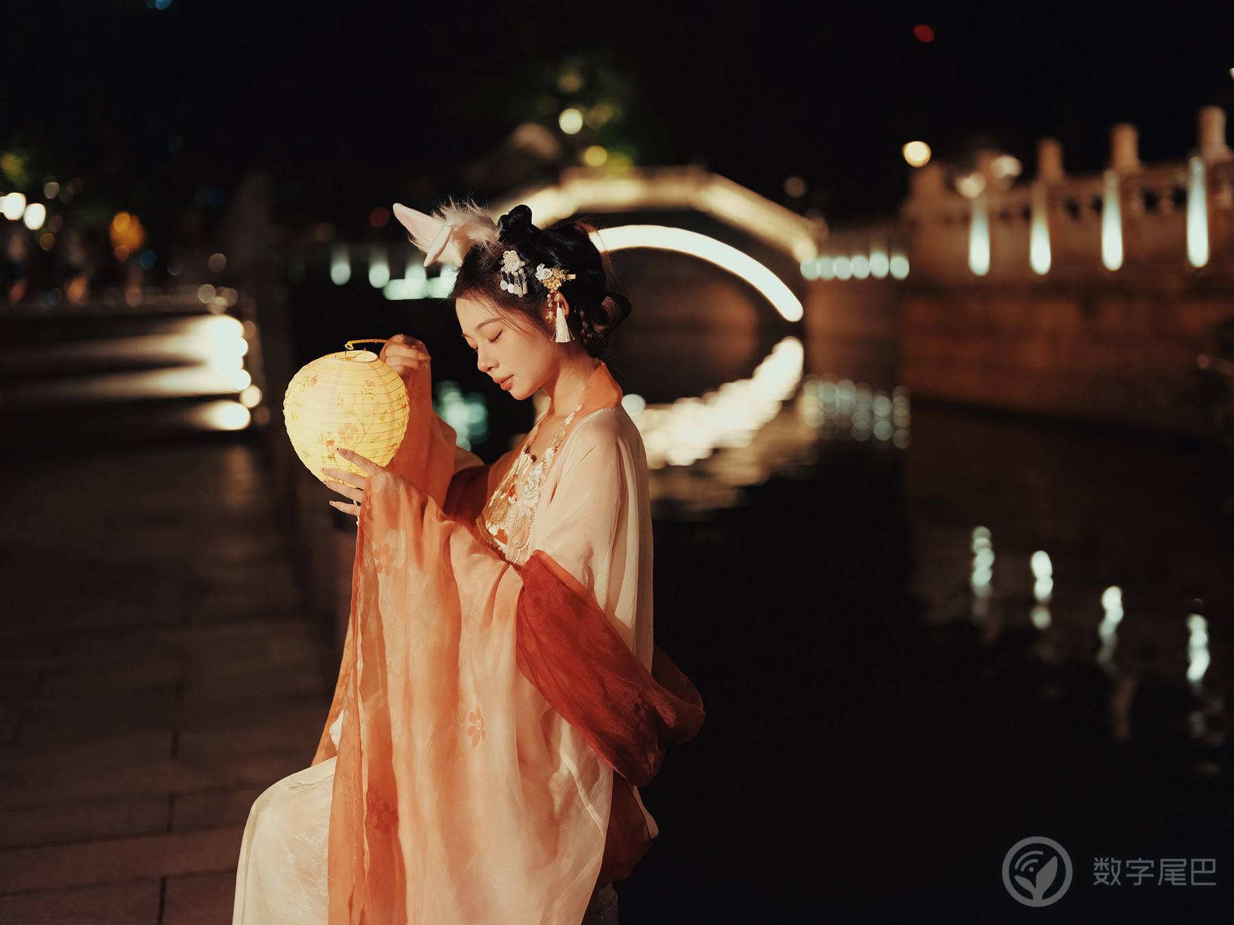 中秋和小姐姐玩灯笼