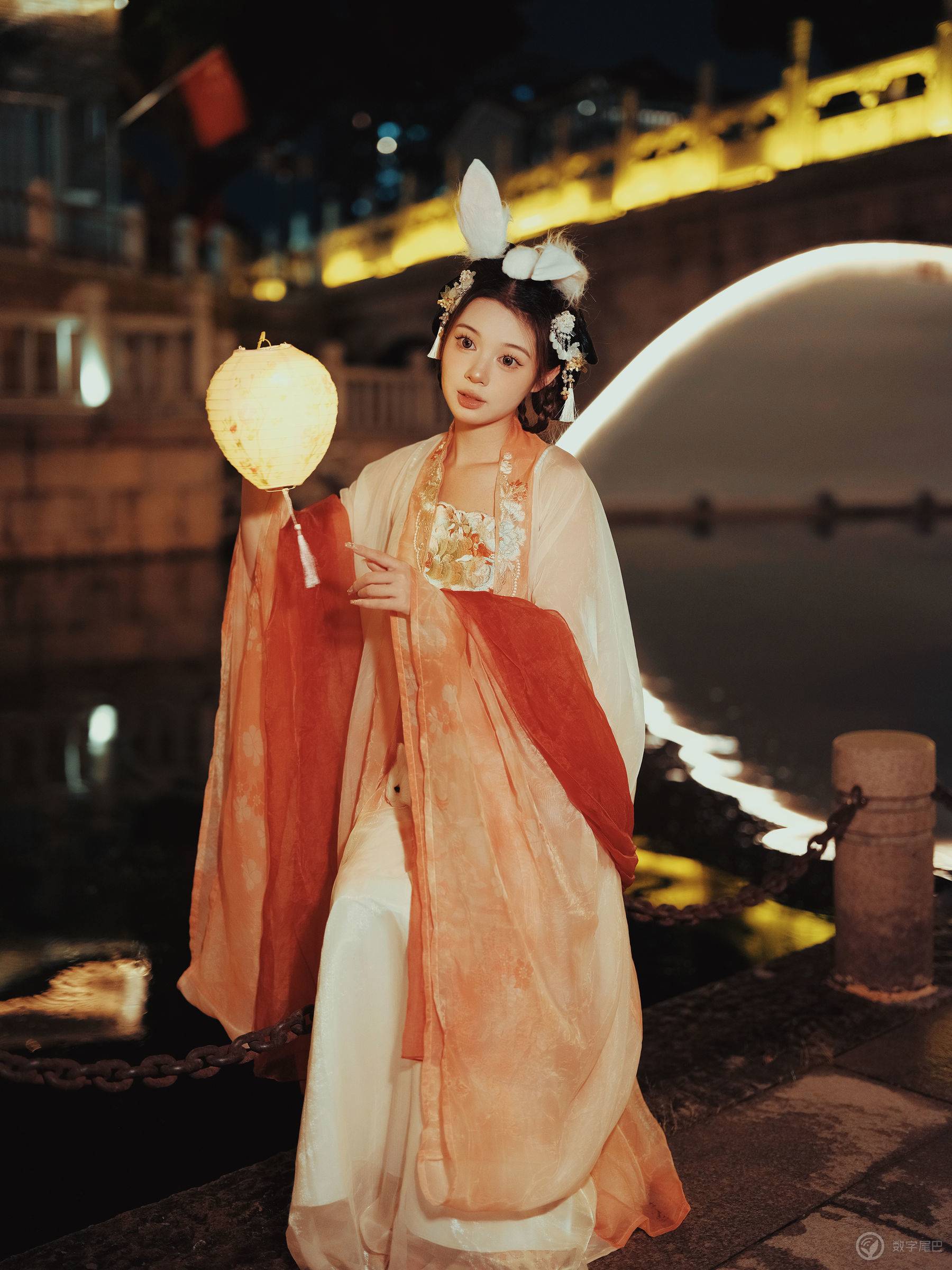 中秋和小姐姐玩灯笼