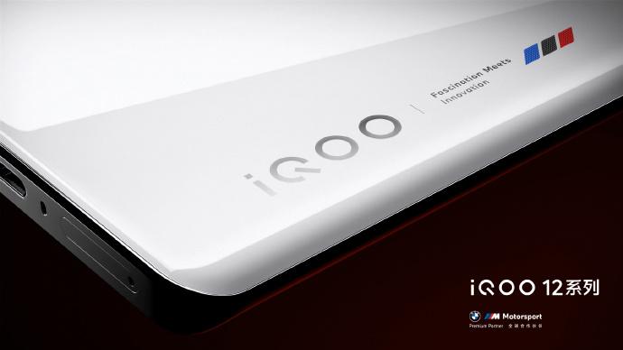 iQOO 12系列官方渲染图流出：圆角矩形摄像模组+玻璃后壳