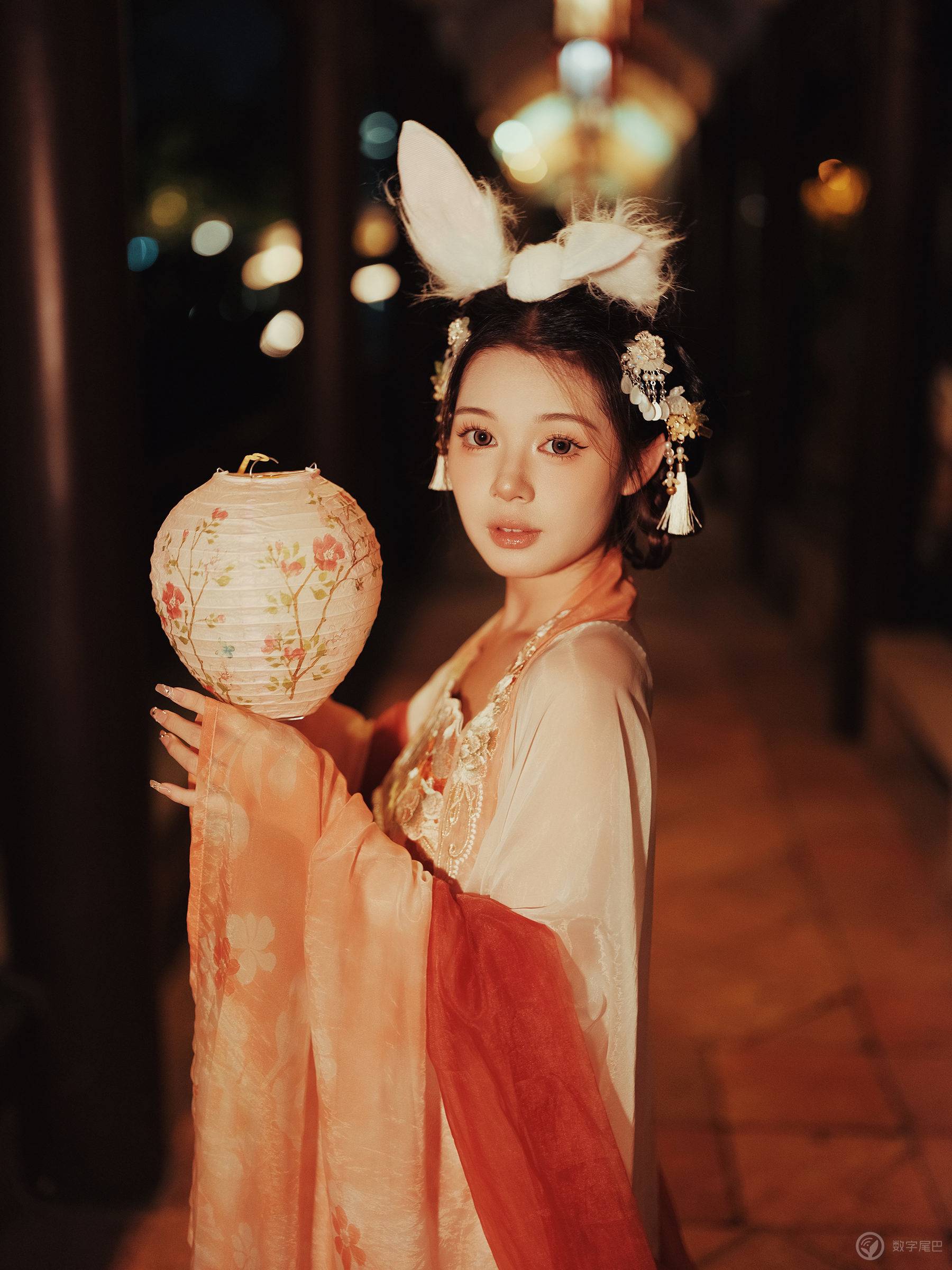 中秋和小姐姐玩灯笼