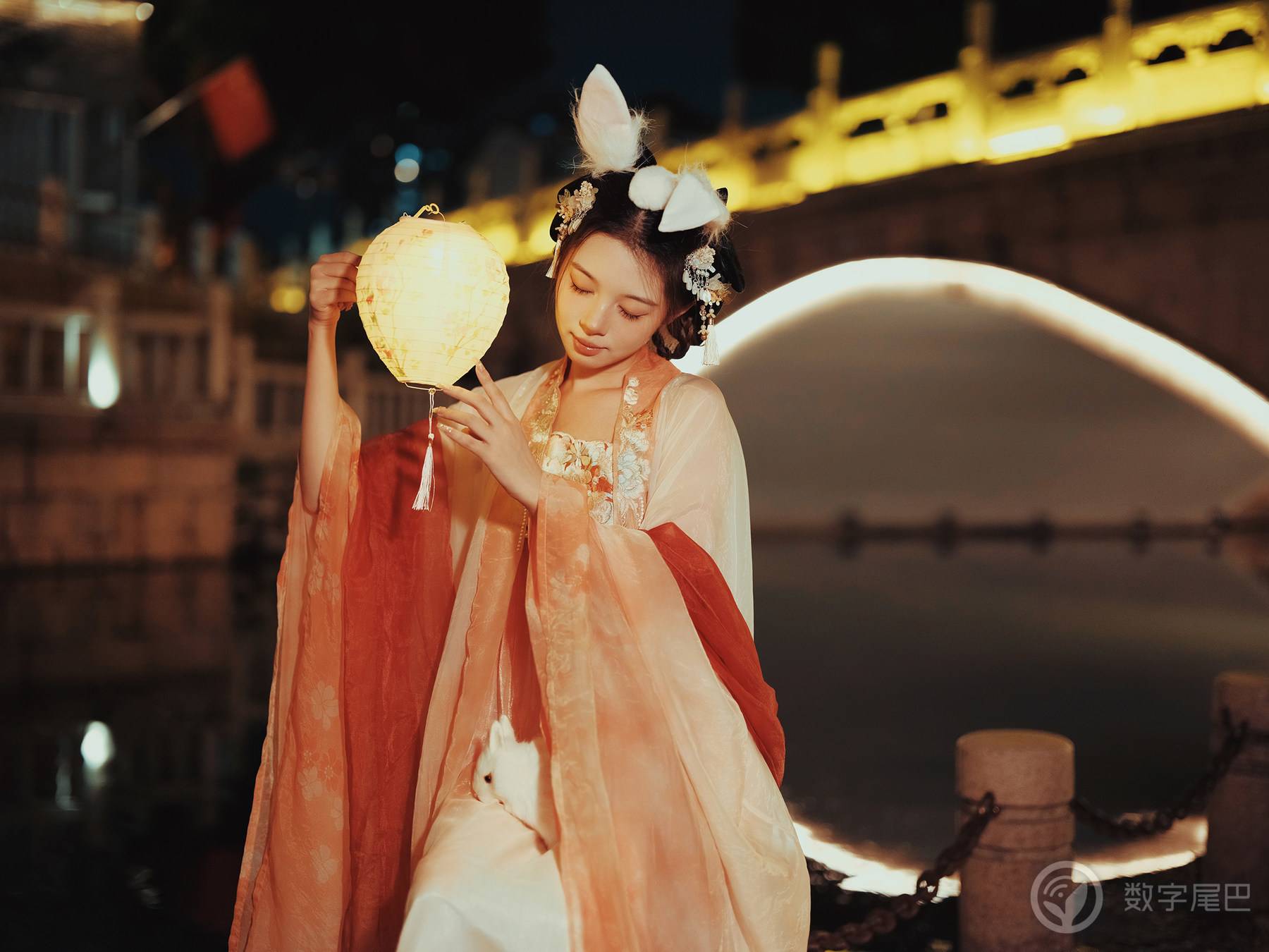 中秋和小姐姐玩灯笼