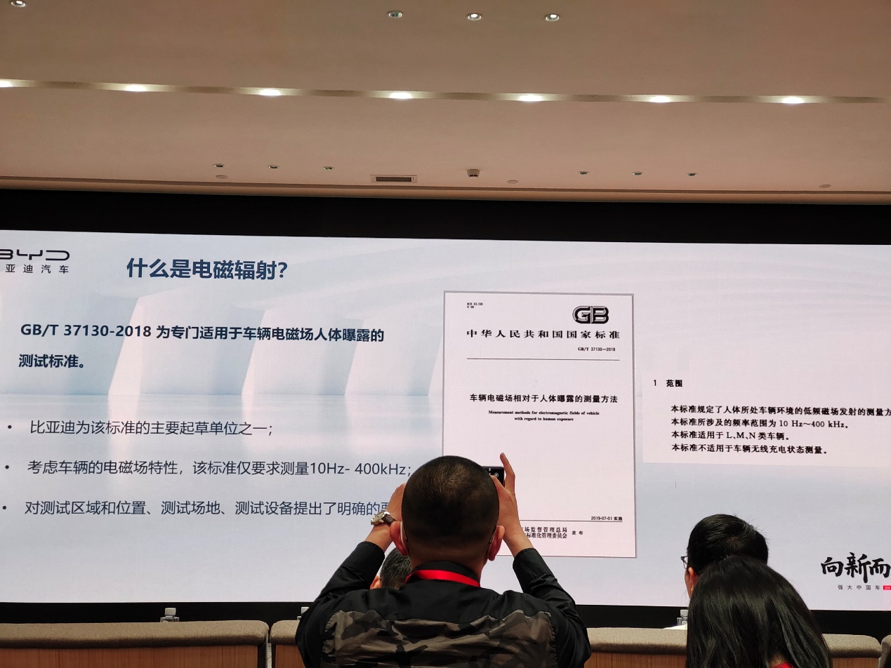 为何有些车新车内饰异味那么小？这里你能找到答案