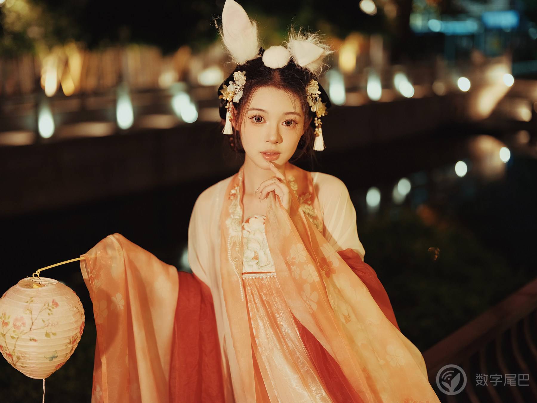 中秋和小姐姐玩灯笼