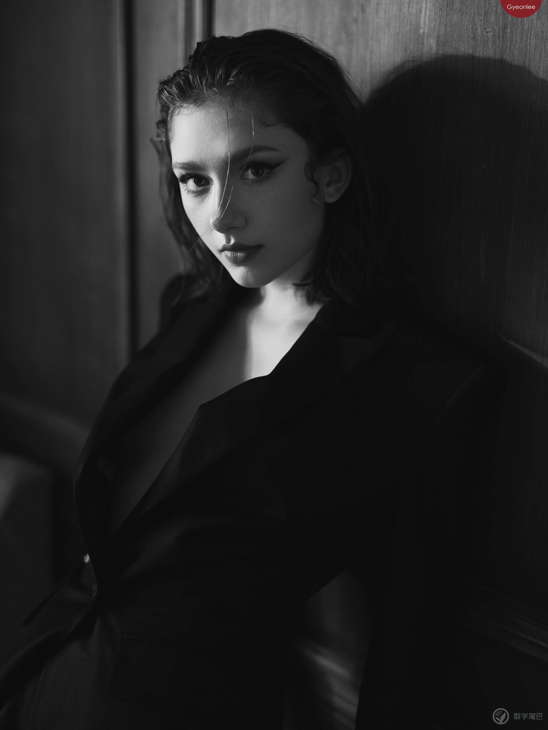 富士中画幅GFX100II，黑白色