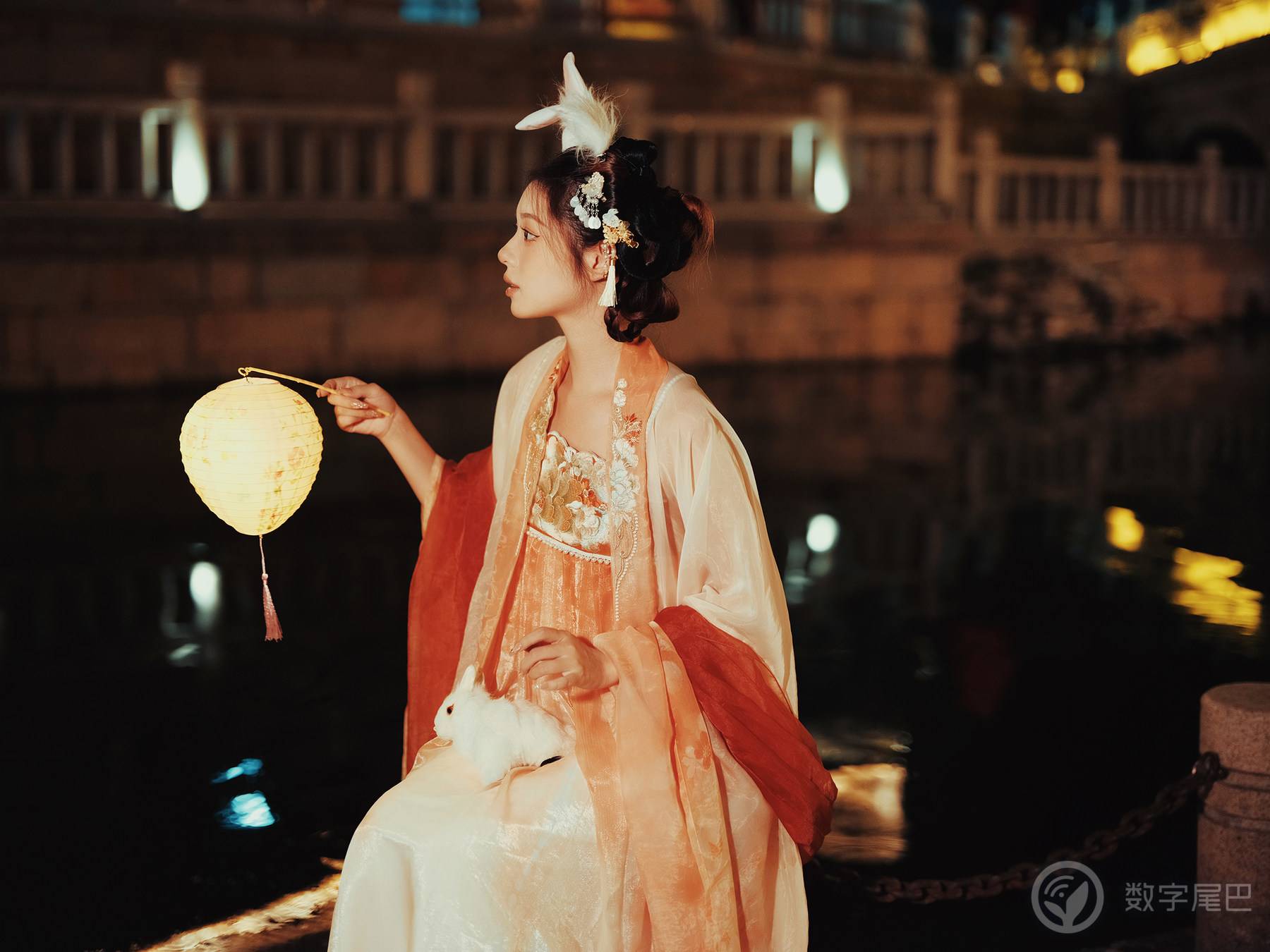 中秋和小姐姐玩灯笼