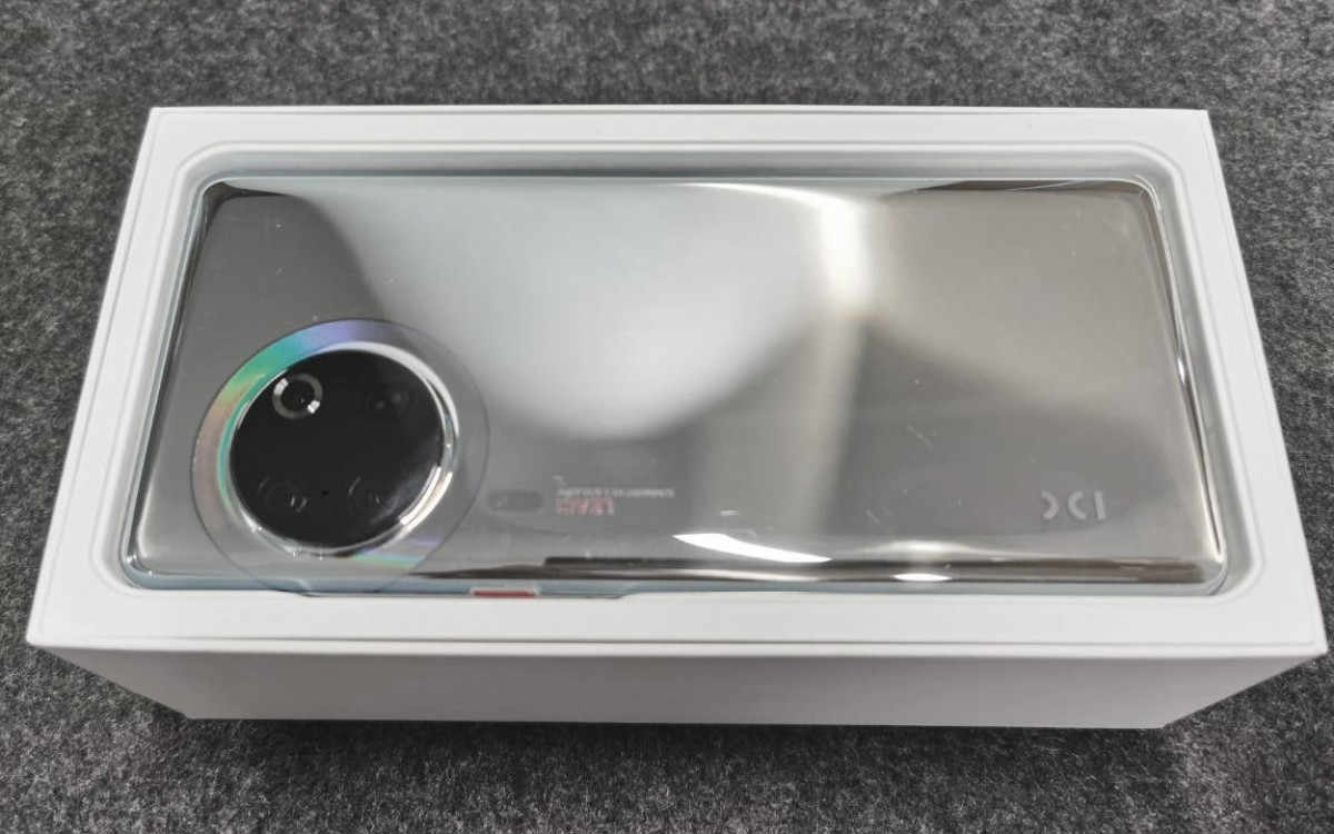 疑似华为P50原型机曝光：外形设计独特