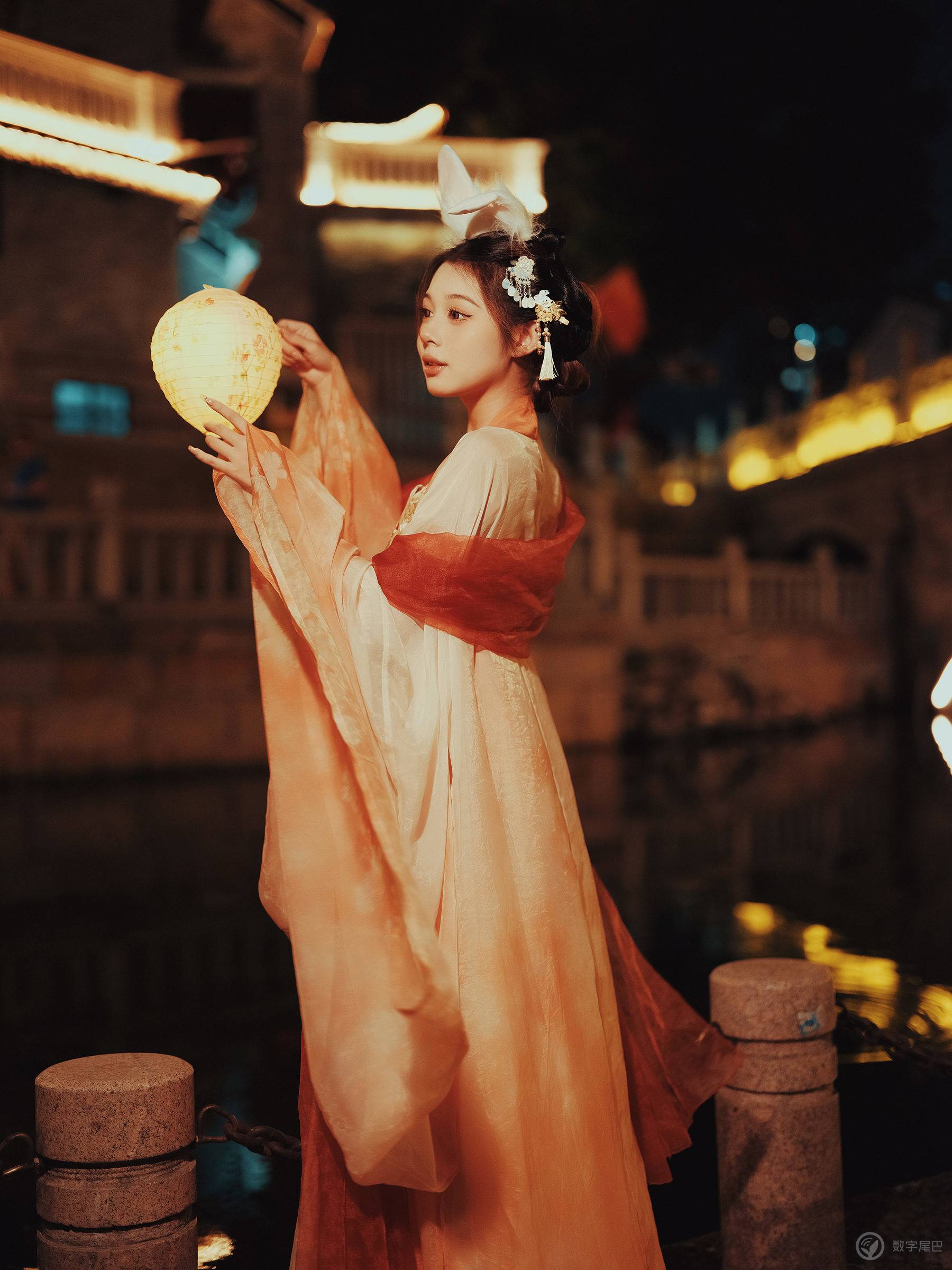中秋和小姐姐玩灯笼