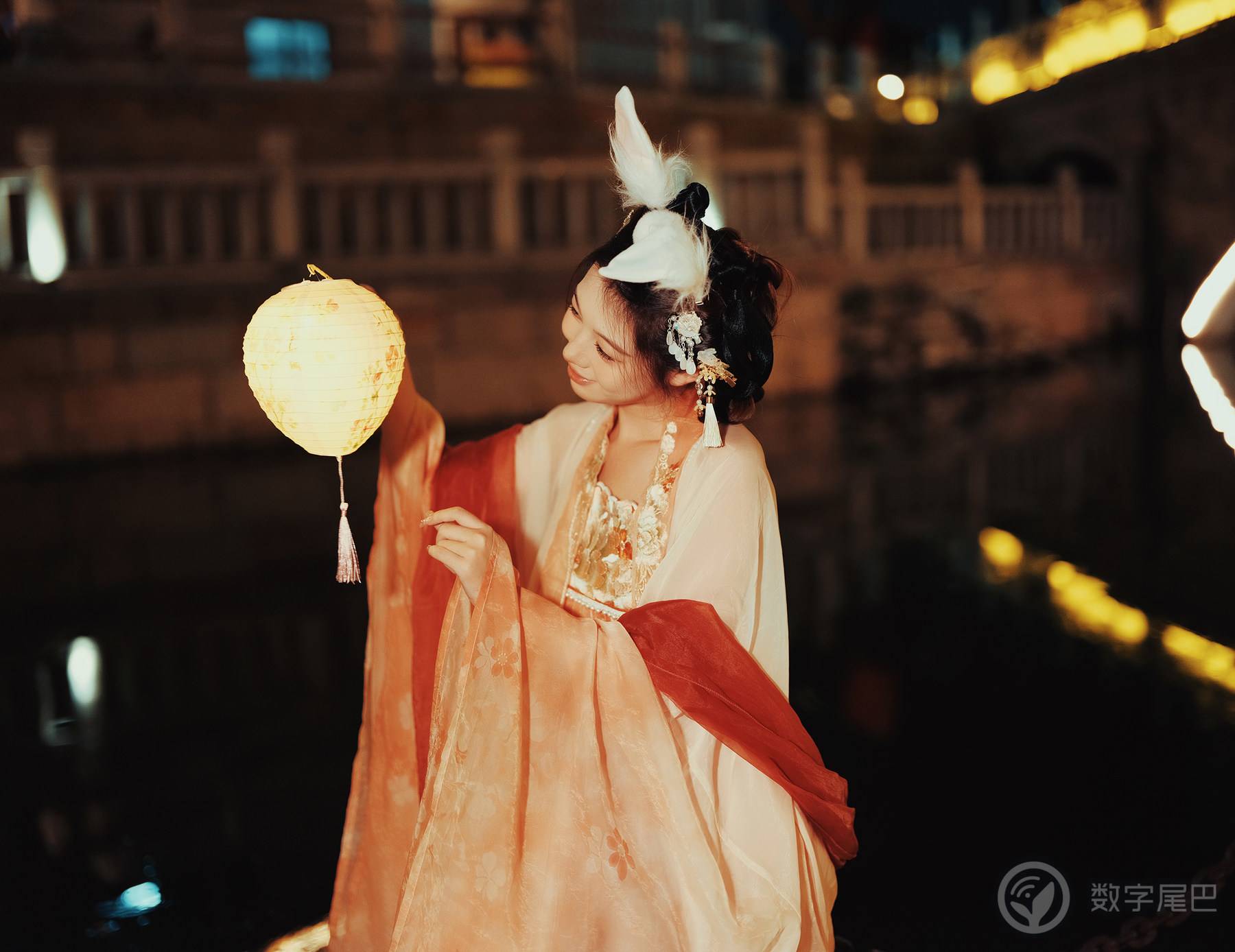 中秋和小姐姐玩灯笼