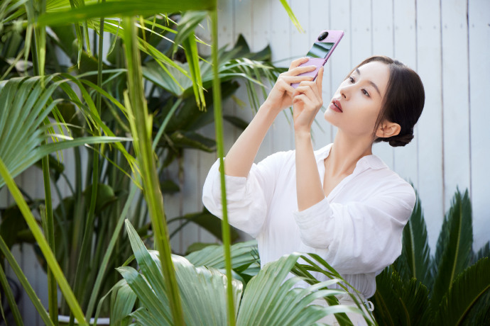 vivo X Flip真机现身：骁龙8+ 超大外屏 蔡司T*光学镜头