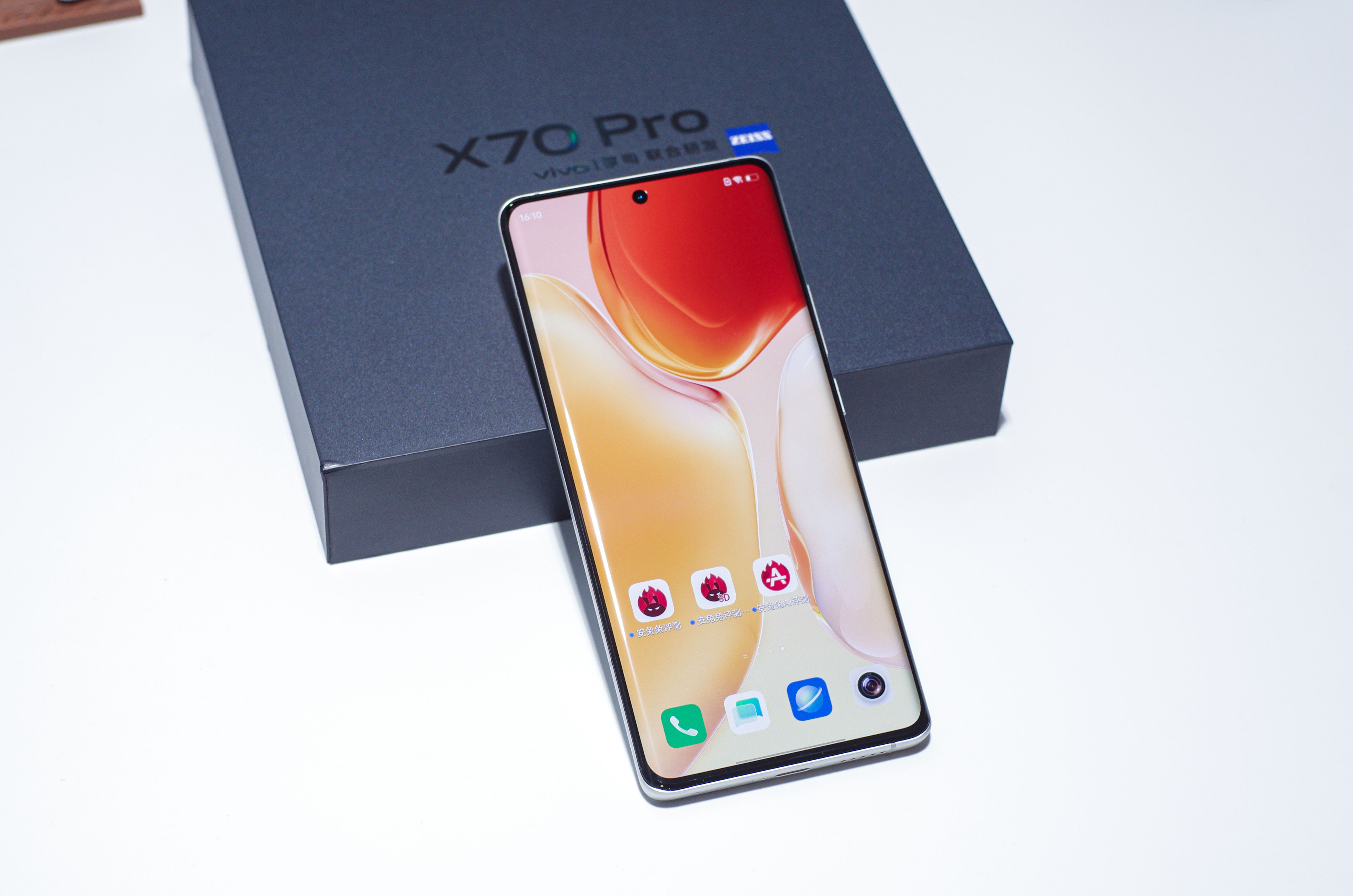 vivo X70 Pro评测：蔡司四摄惊艳 颜值正如初见