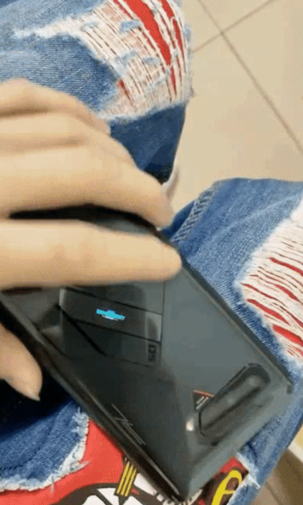 双屏幕+炫光设计 华硕ROG Phone4真机曝光