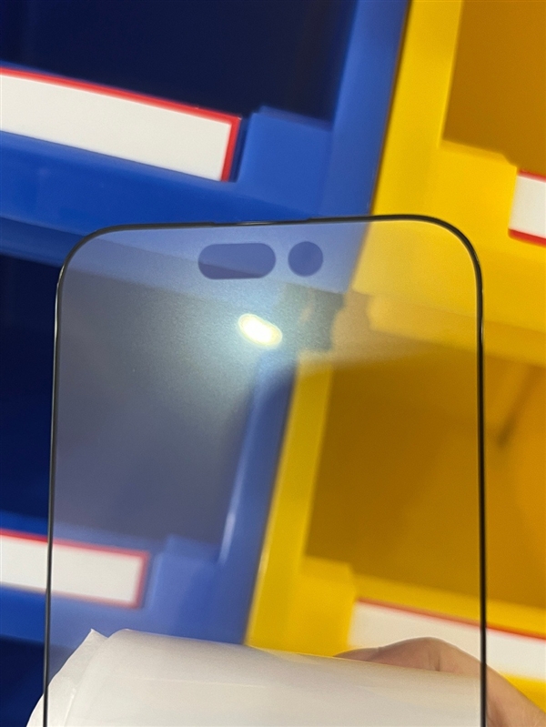iPhone 14挖孔奇大无比 网友吐槽：要不还是用刘海吧