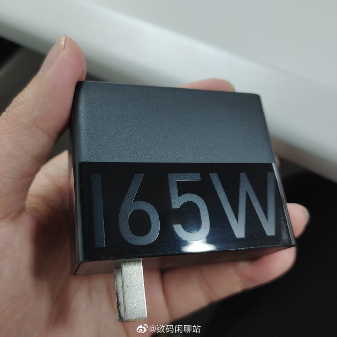 165W快充头有多大？来看