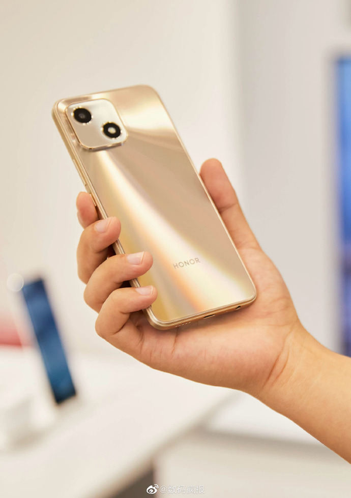 荣耀畅玩30开启预约 这次复刻的是iPhone 13