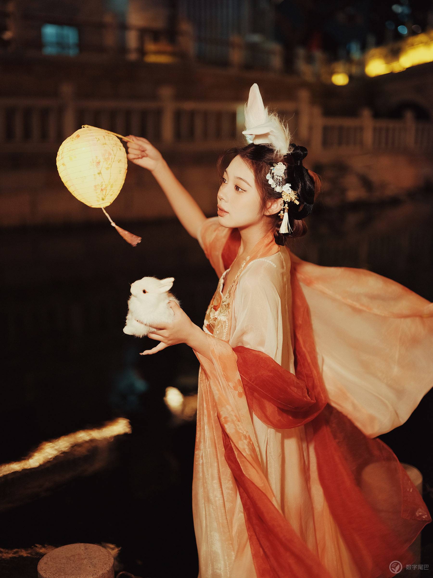 中秋和小姐姐玩灯笼