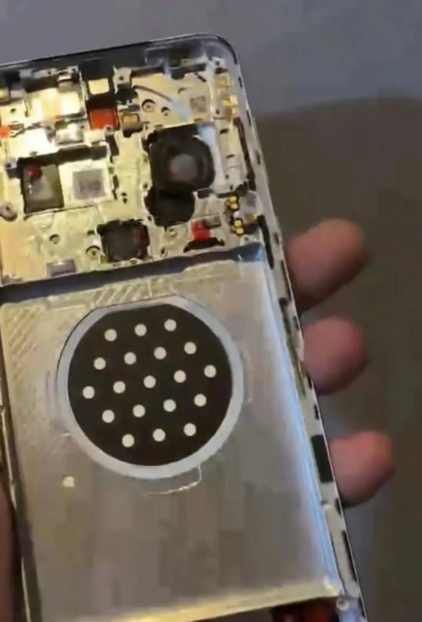 Mate60新谍照现身：双拼色机身？