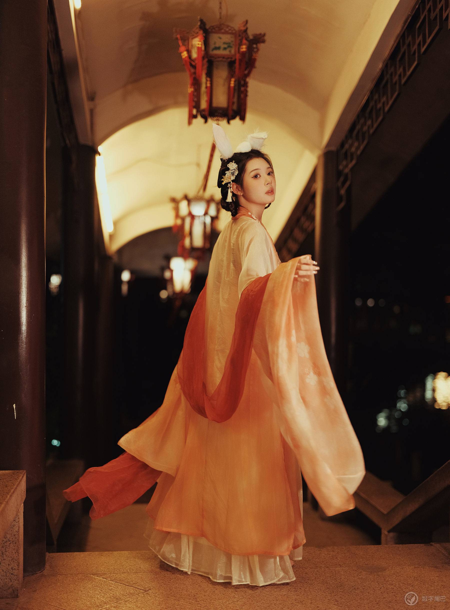 中秋和小姐姐玩灯笼