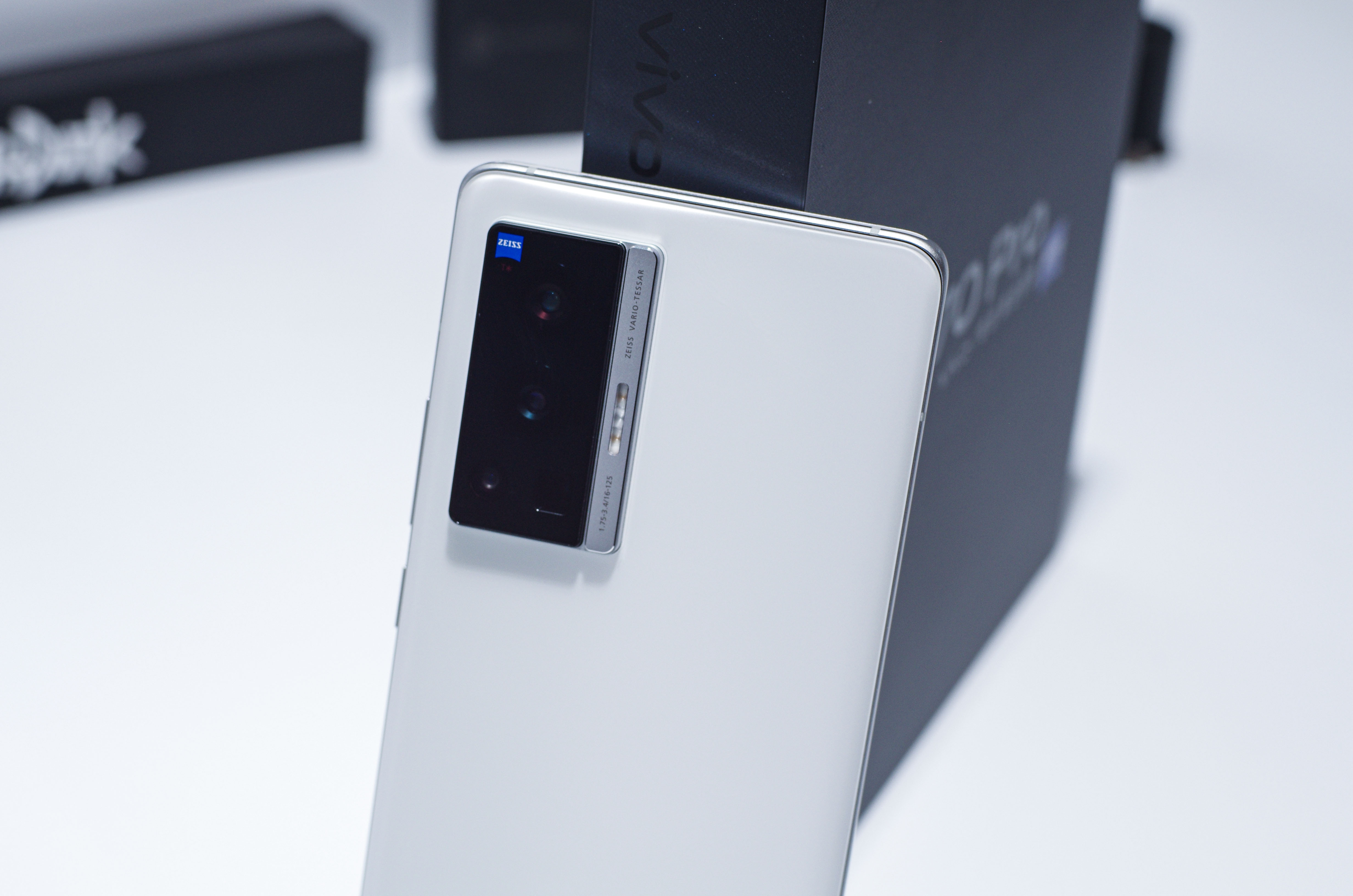 vivo X70 Pro评测：蔡司四摄惊艳 颜值正如初见