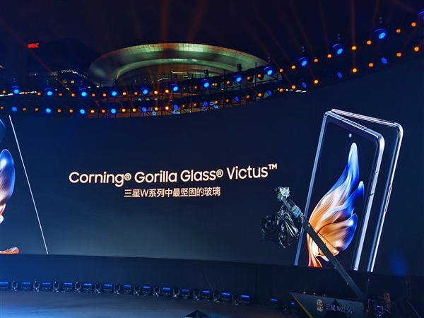 16999元 心系天下！三星W22 5G折叠屏新机发布