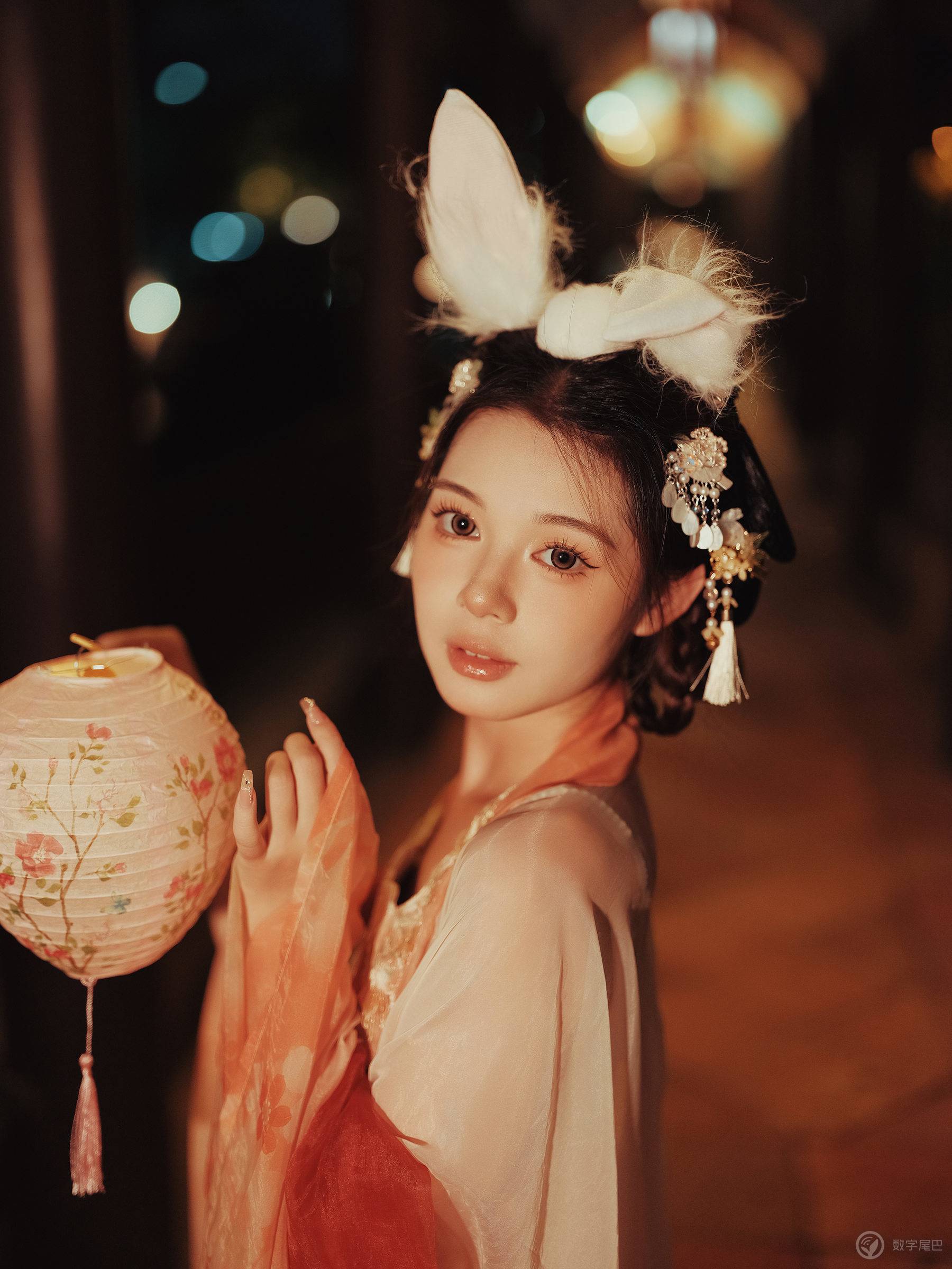 中秋和小姐姐玩灯笼