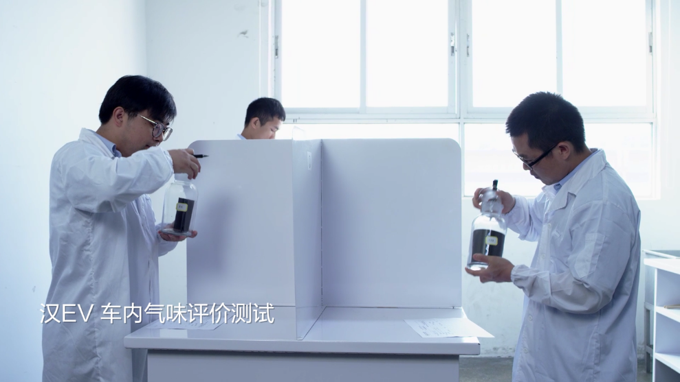 为何有些车新车内饰异味那么小？这里你能找到答案