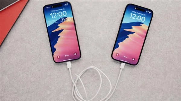 iPhone 15可以给别的手机充电了！但功率不足5W