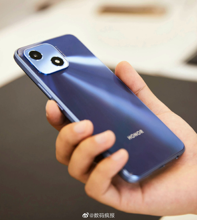 荣耀畅玩30开启预约 这次复刻的是iPhone 13