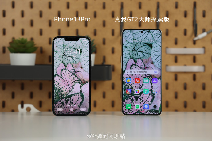 真我骁龙8+新机亮屏照公布：边框摁着iPhone 13 Pro打