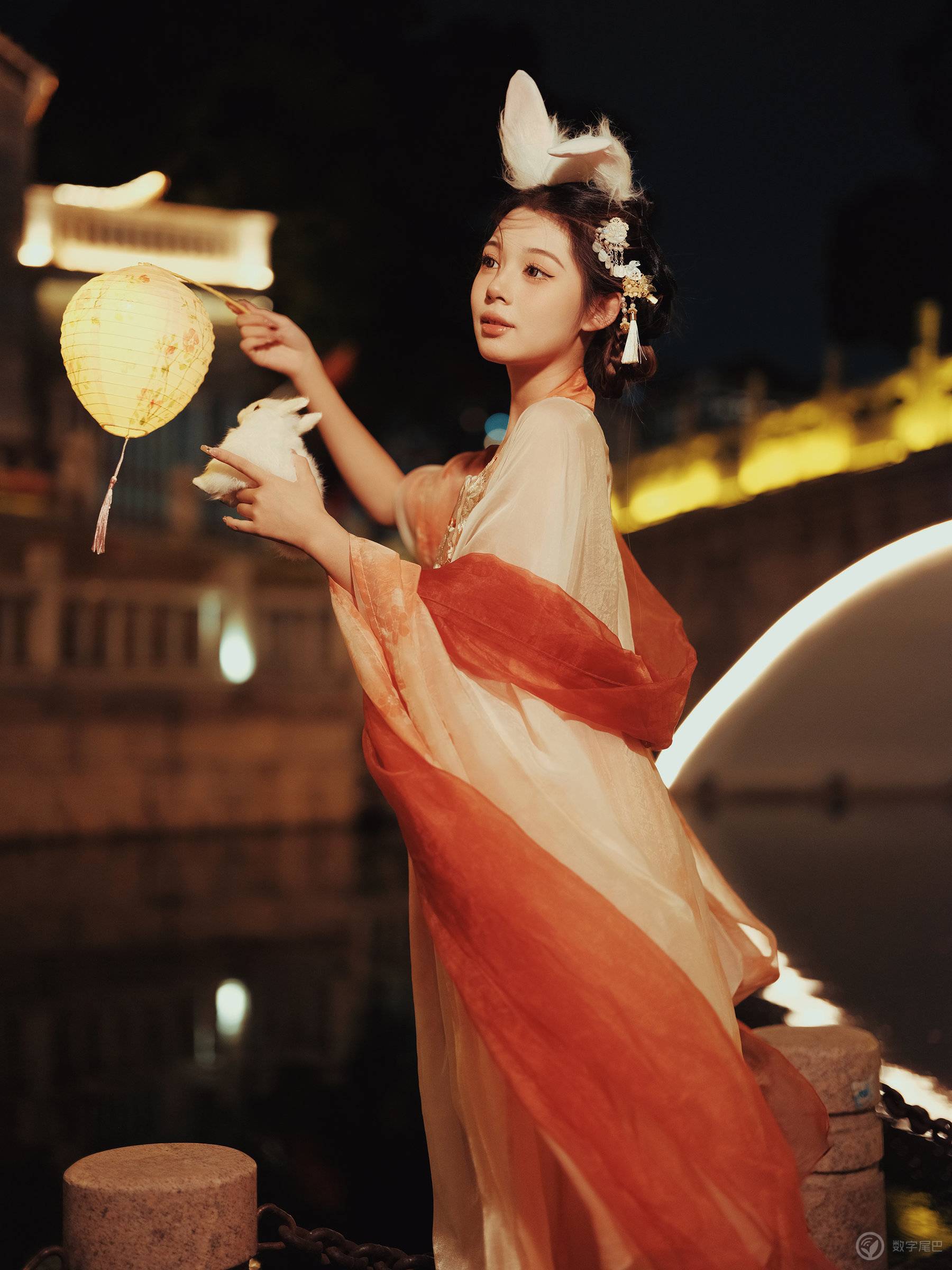 中秋和小姐姐玩灯笼