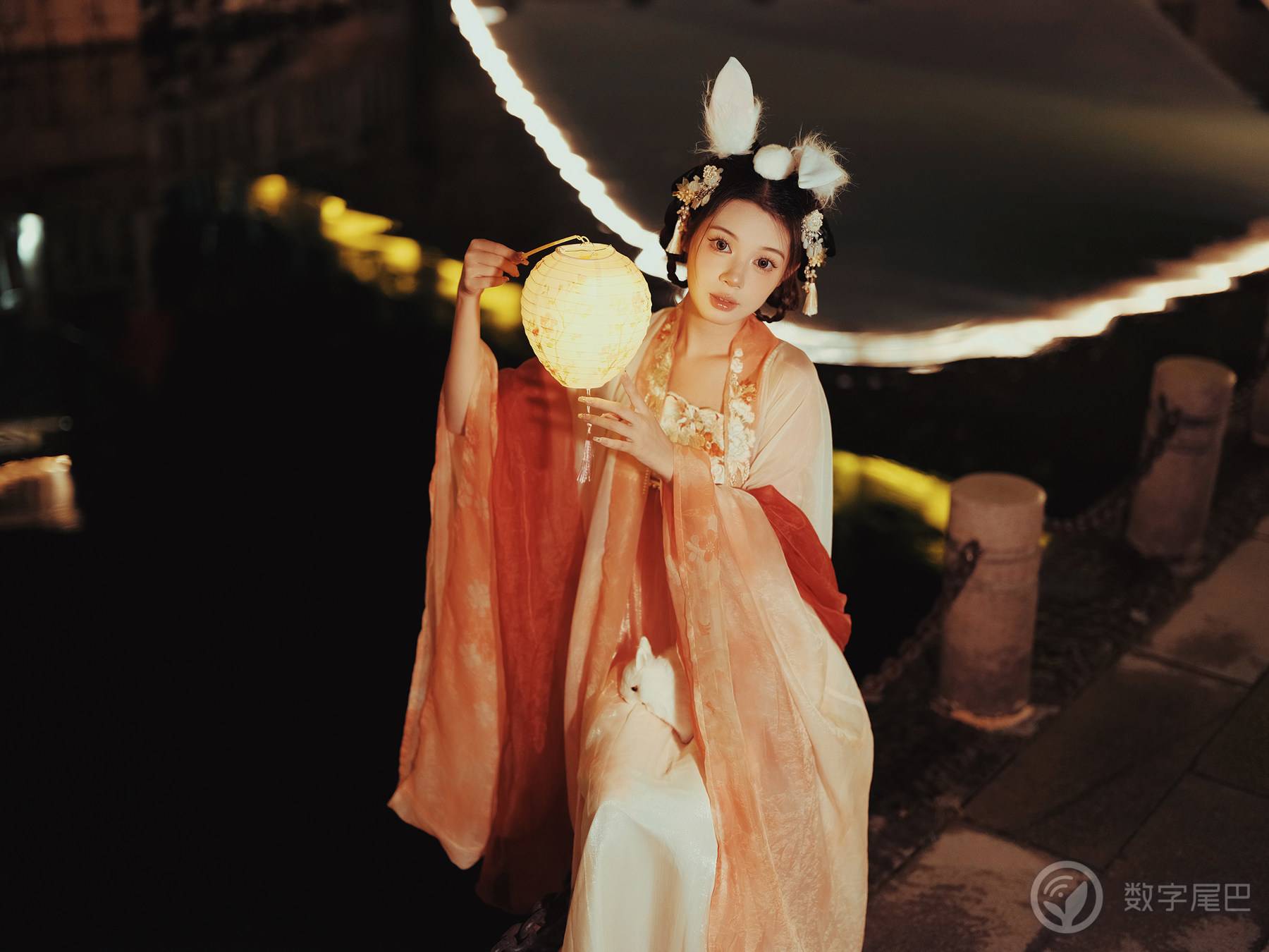 中秋和小姐姐玩灯笼