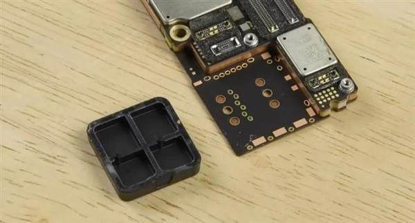 华强北带卡槽iPhone 14 Pro美版真机照曝光 金属中框强开卡槽