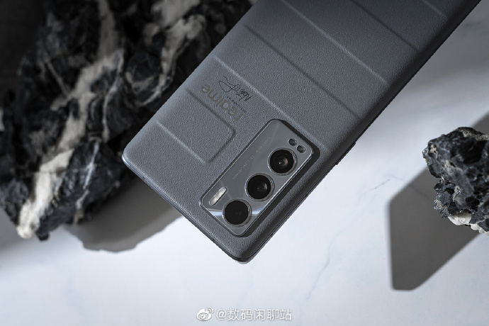 realme首款大师探索版真机长这样