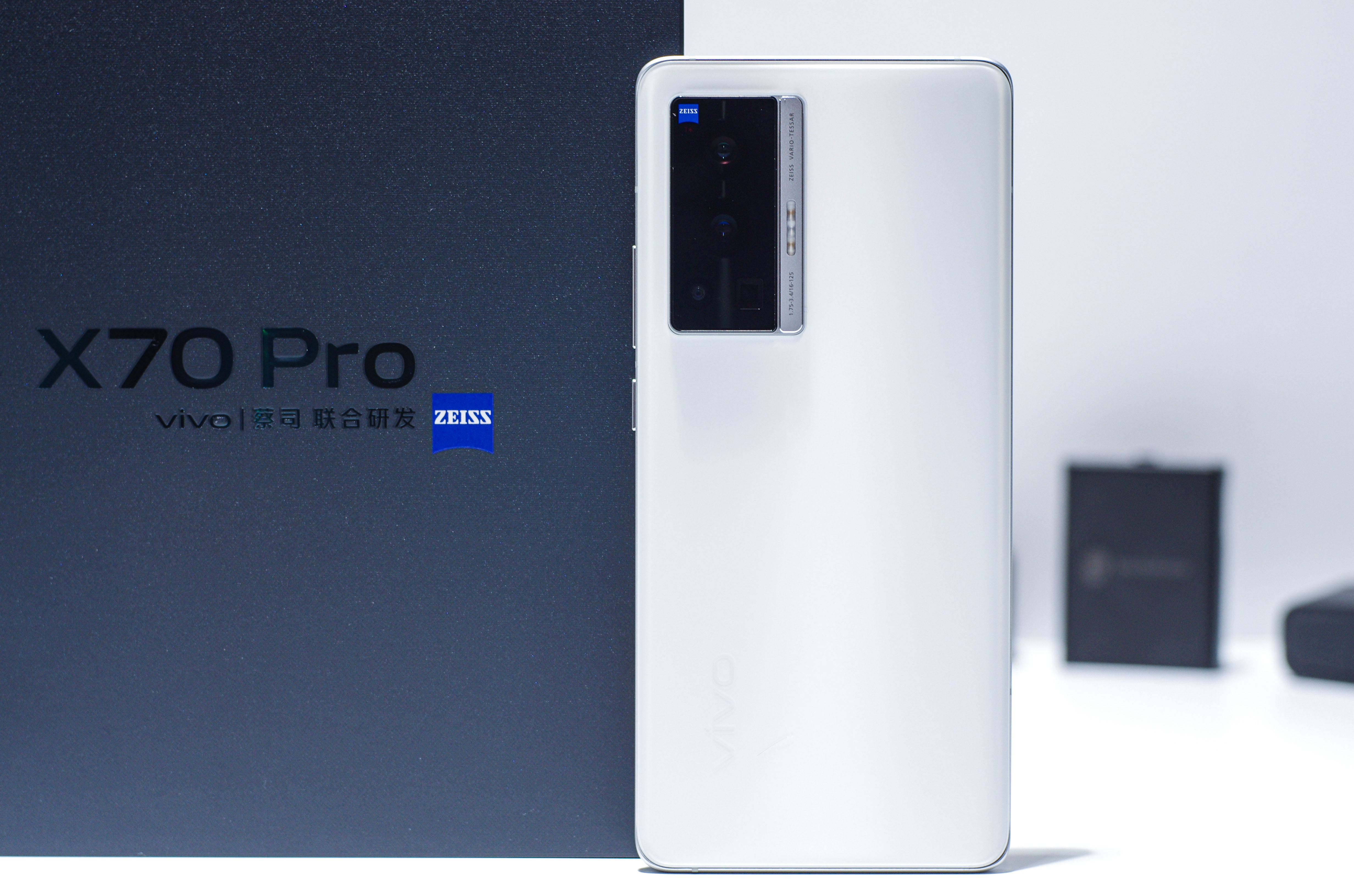 vivo X70 Pro评测：蔡司四摄惊艳 颜值正如初见