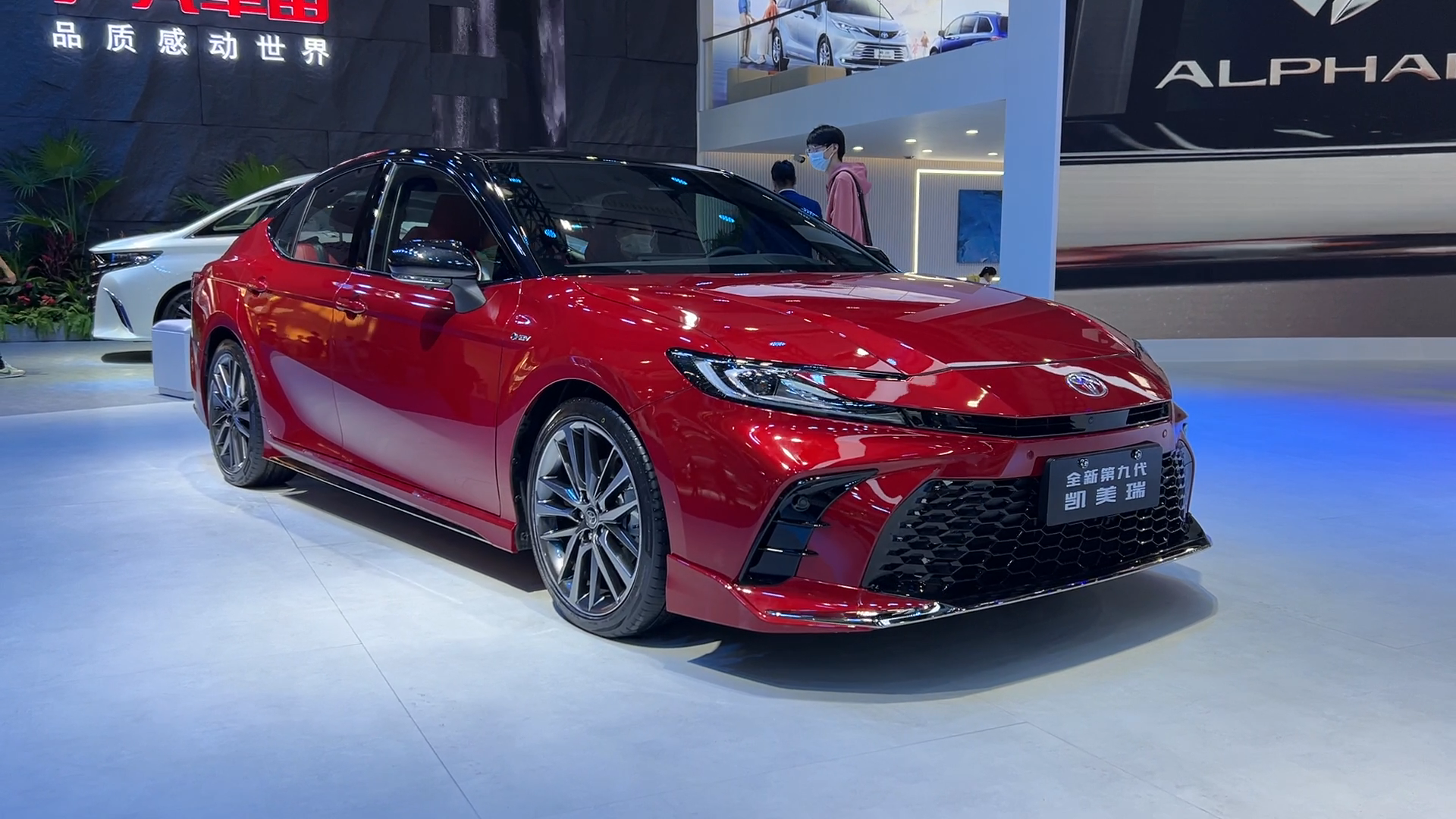 华为、极氪扎堆B级轿车，围攻特斯拉 Model 3