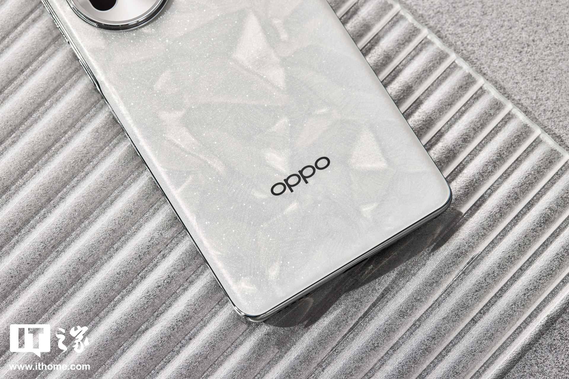 OPPO Reno11 / Pro 图赏：宝石设计，盈盈闪耀