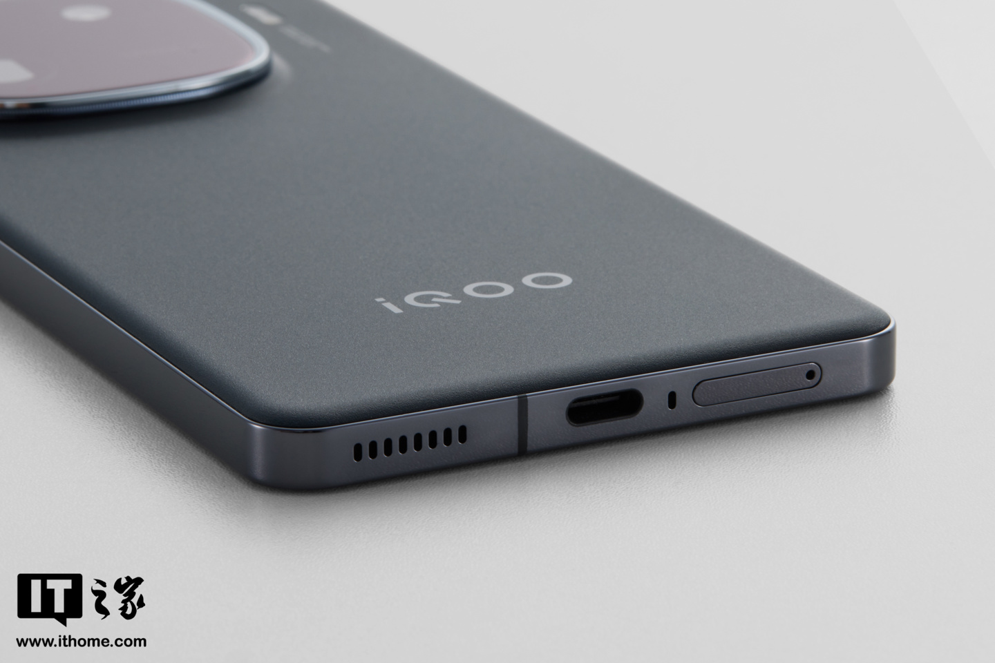 iQOO 12 赛道版图赏：万里舷窗设计，简约极具辨度