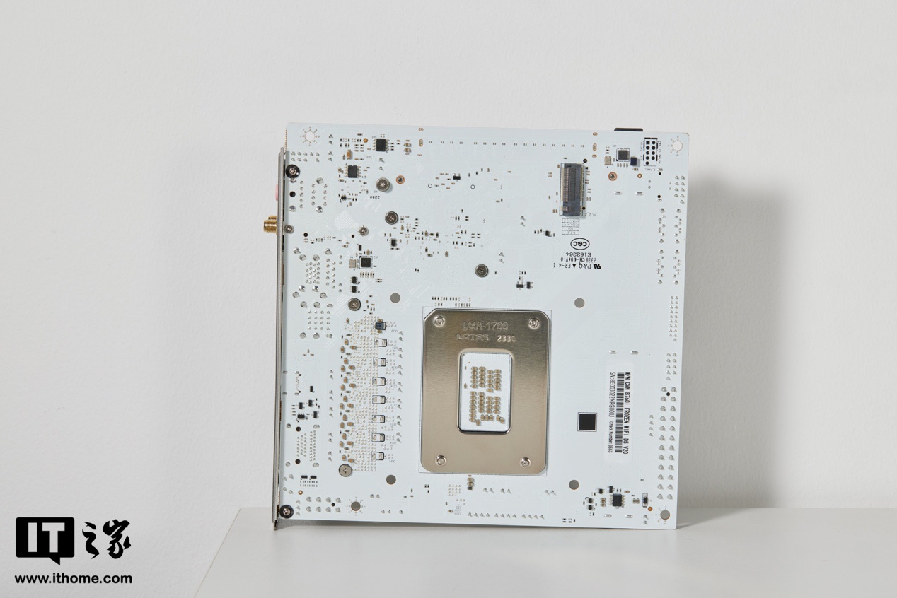七彩虹 CVN B760I FROZEN WIFI D5 V20 登陆舰主板评测：经典银白涂装，小机箱首选的 Mini-ITX 座驾