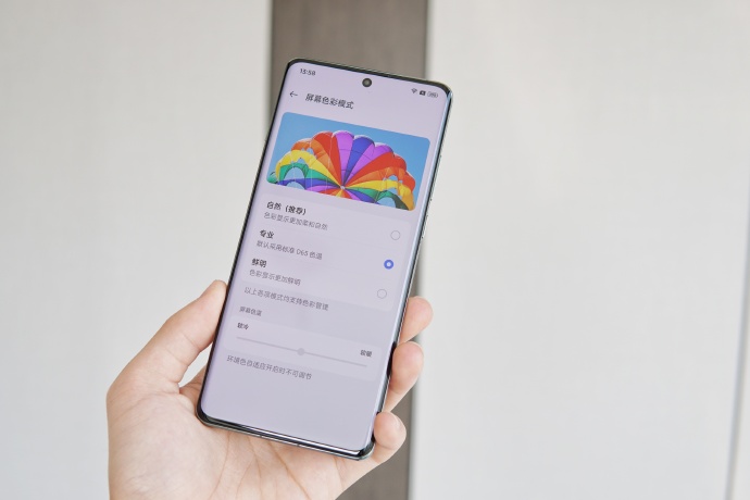 一加 12 真机上手图曝光：2K 曲面屏设计，首发 OPPO 第一代显示芯片